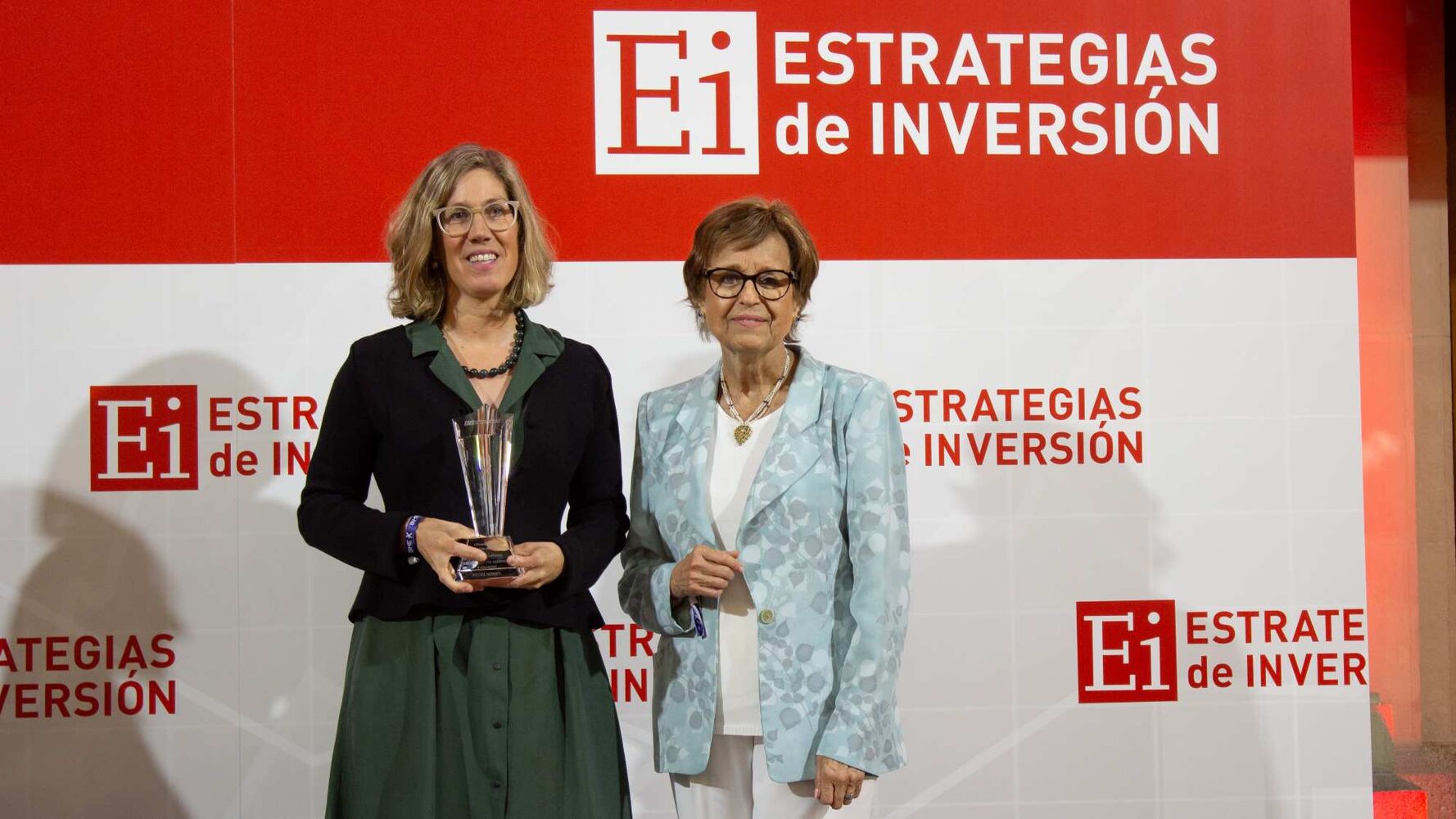 Recoge el premio María Giménez, Directora de Financiación y Tesorería de AEDAS HOMES y entrega el premio Mª Ángels Vallvé, Presidenta y fundadora de GVC Gaesco Recoge el premio María Giménez, Directora de Financiación y Tesorería de AEDAS HOMES y entrega el premio Mª Ángels Vallvé, Presidenta y fundadora de GVC Gaesco